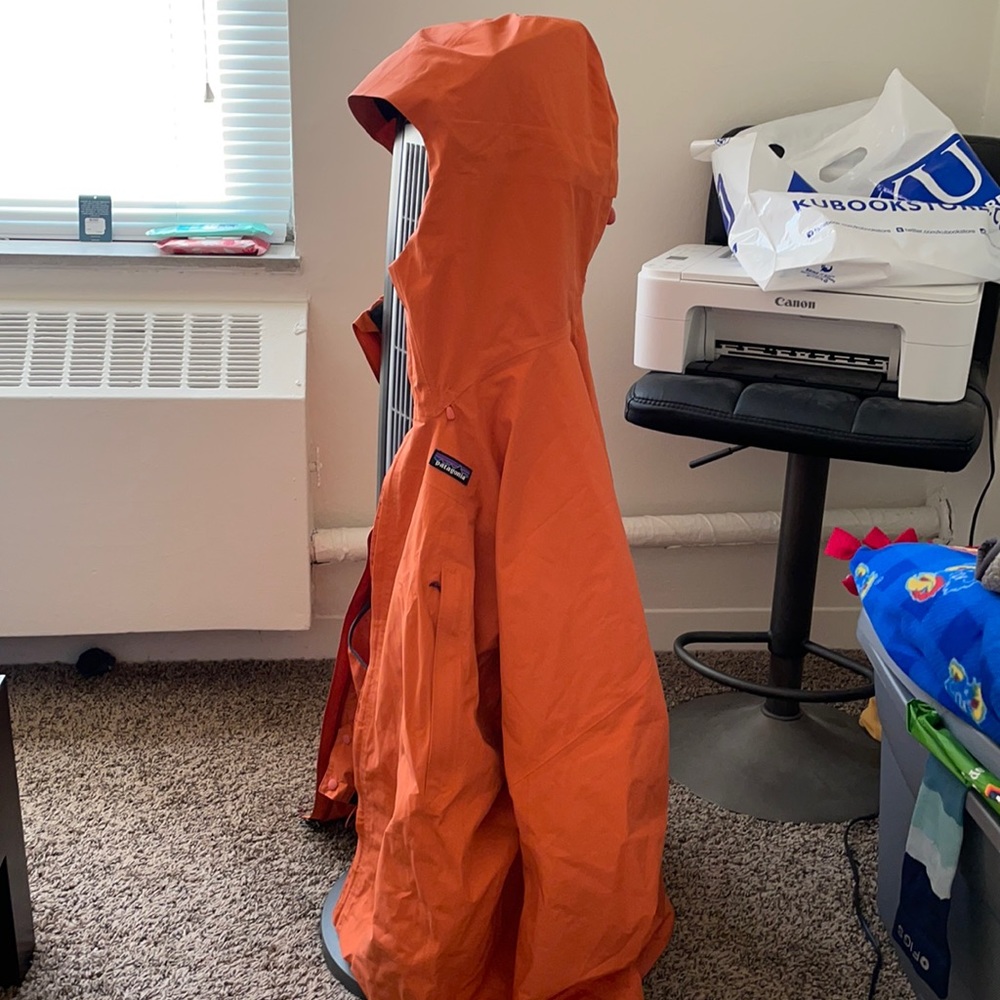 Brand new salmon pink Patagonia jacket